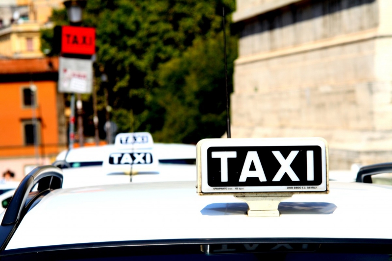 taxis-CABRIS-min_taxi_auto_rome_road_white-1051610